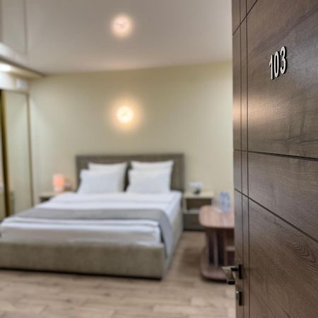 Central Hotel Gjoumri Kültér fotó