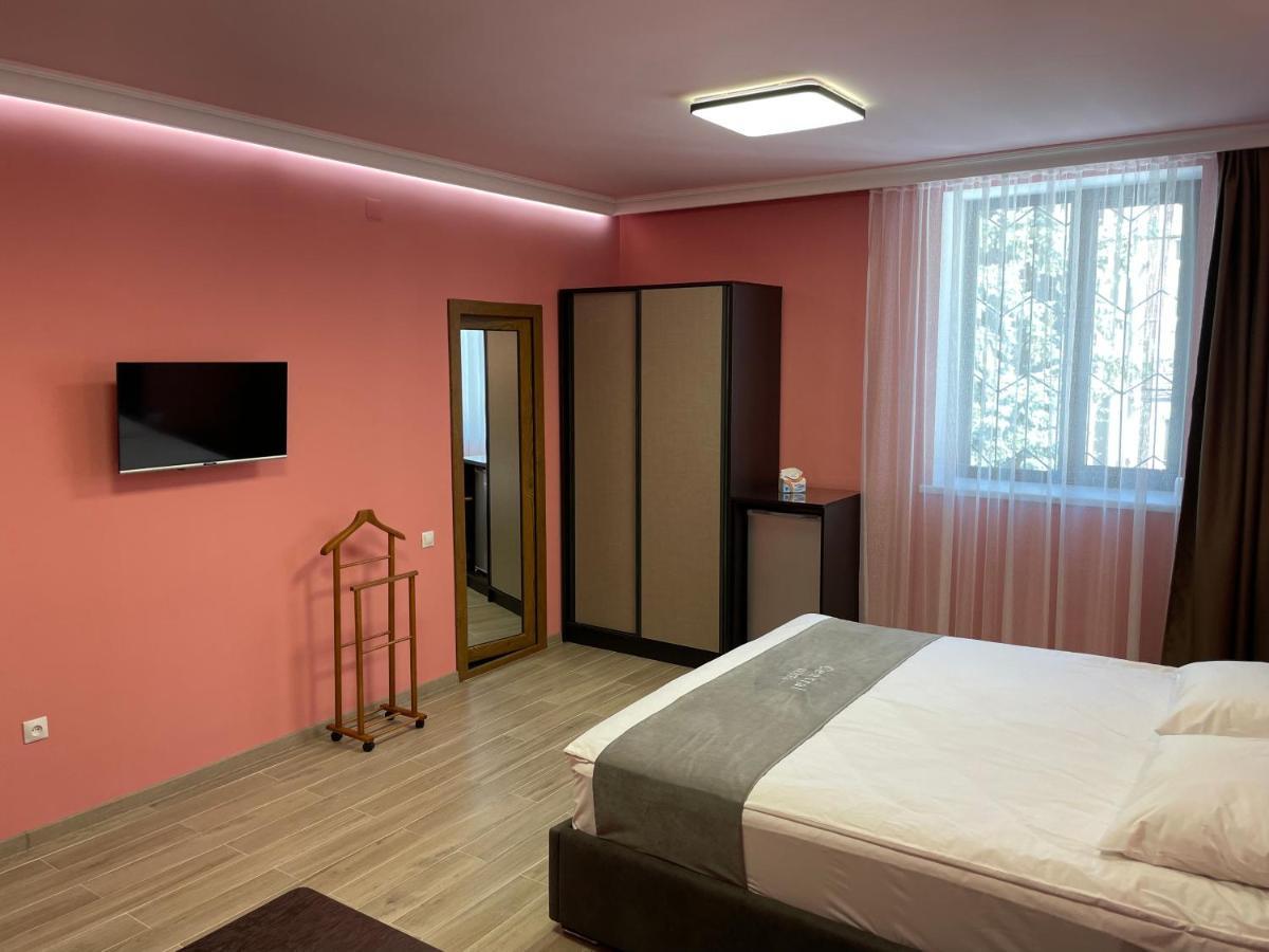 Central Hotel Gjoumri Kültér fotó