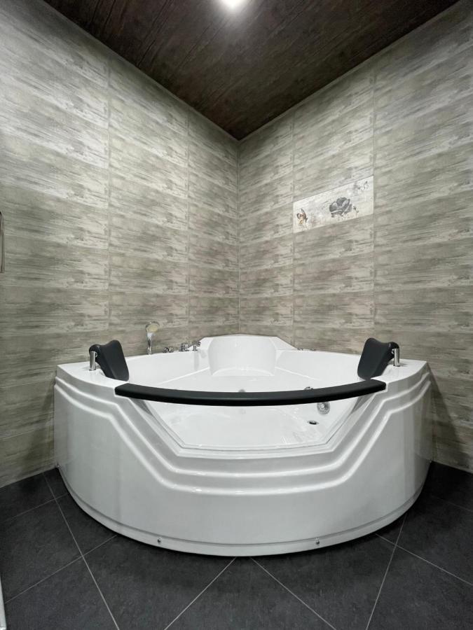 Central Hotel Gjoumri Kültér fotó