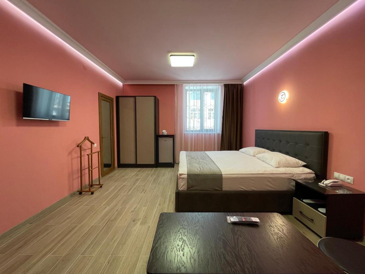Central Hotel Gjoumri Kültér fotó