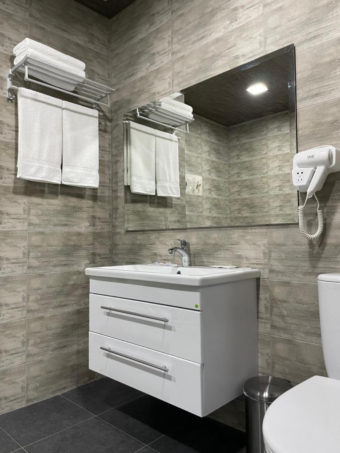 Central Hotel Gjoumri Kültér fotó