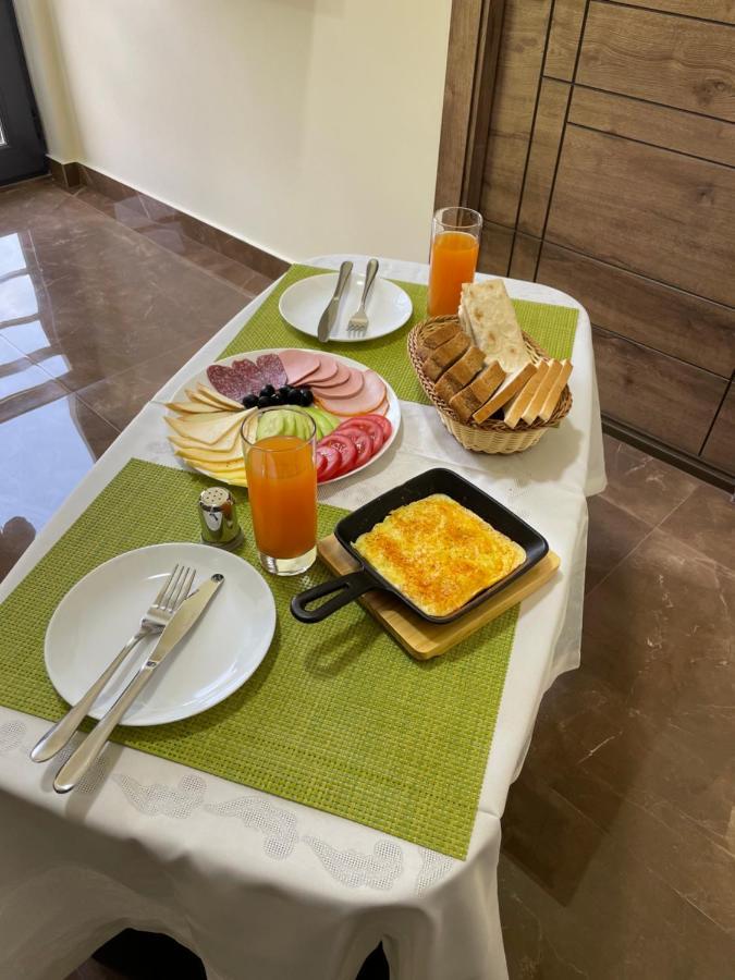 Central Hotel Gjoumri Kültér fotó