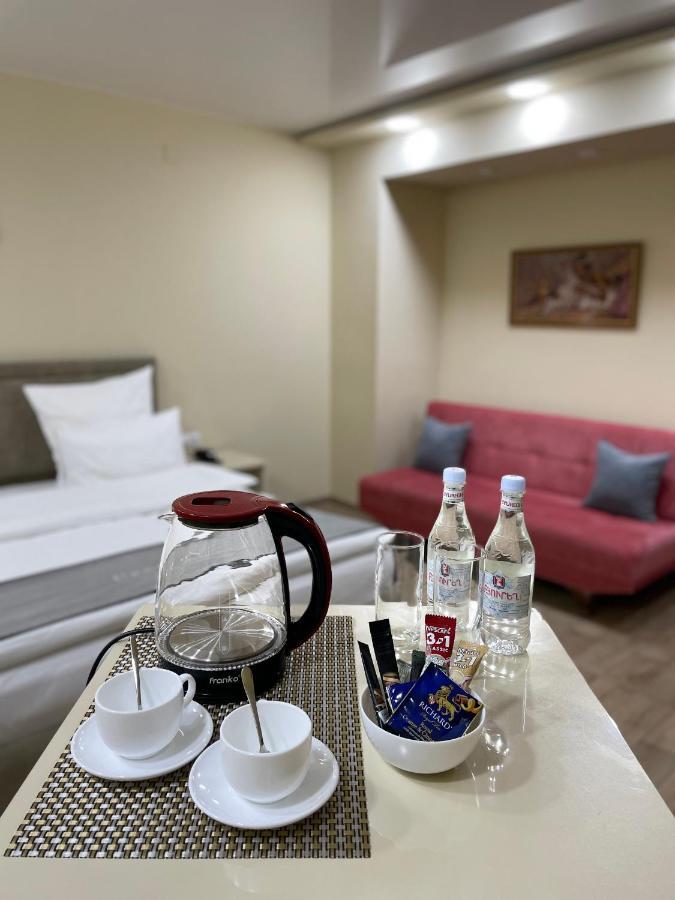 Central Hotel Gjoumri Kültér fotó